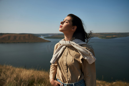 女人站在高处，欣赏德涅斯特河的壮丽景色