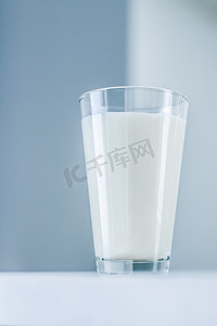 世界牛奶日，大理石桌上满满的玻璃杯