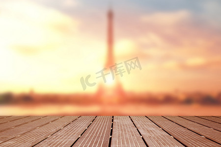 带木制露台的埃菲尔铁塔模糊景观
