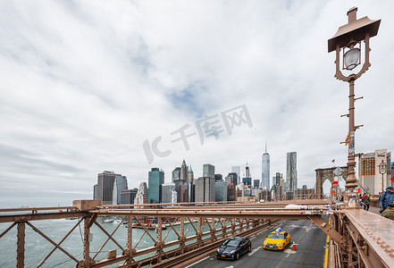 汽车大桥摄影照片_穿过纽约布鲁克林大桥的汽车