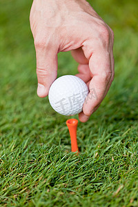 绿草上的高尔夫球和铁杆细节宏观夏季户外