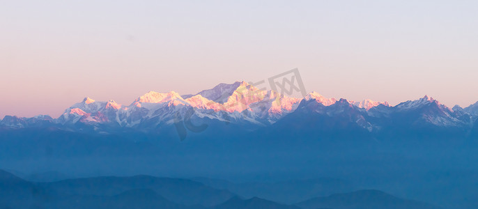 喜马拉雅山脉雄伟的 Kanchendzonga 山全景在第一次日出时从老虎山。