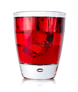 玻璃杯中加冰块的红色饮料