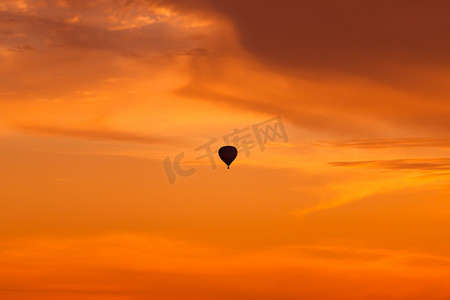 热气球在落日的天空飞翔