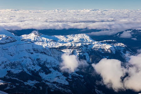 白雪皑皑的山脉在阴天的空中。