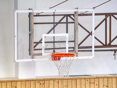 篮球框摄影照片_在框架上的篮球篮。