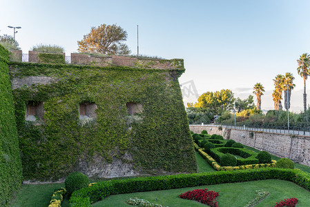 Montjuic Castle 是一座古老的军事要塞，其根源可追溯到 b