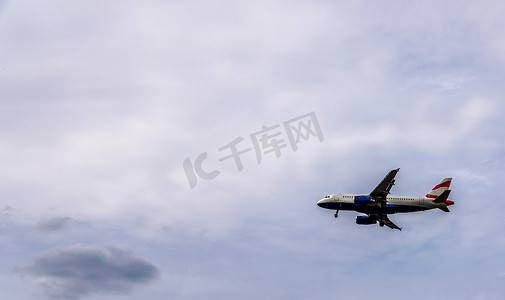 在蓝天飞行的客机有云彩，巡航飞机，运输业