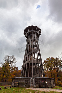 沃州摄影照片_在多云的秋日，Sauvabelin 塔 (Tour de Sauvabelin) 的特写视图，一座位于 Sauvabelin 森林的木塔，享有城市、山脉、日内瓦湖、洛桑、沃州、瑞士的全景