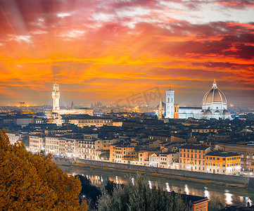 佛罗伦萨 (Firenze) 与旧宫和大教堂的日落天际线