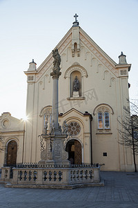 卡通女卷发孩摄影照片_布拉迪斯拉发的嘉布遣会教堂