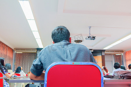 人商业教育研讨会培训会议在室内会议室举行。