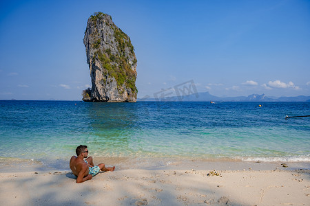 泰国 Koh Poda 岛，一对中年亚洲女人和欧洲男人在海滩上，泰国 Koh Poda，美丽的热带海滩 Koh Poda 或泰国甲米省的 Poda 岛。