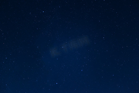 长时间曝光的夜空星星照片。