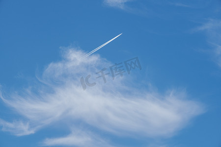蓝天白云中飞行的飞机