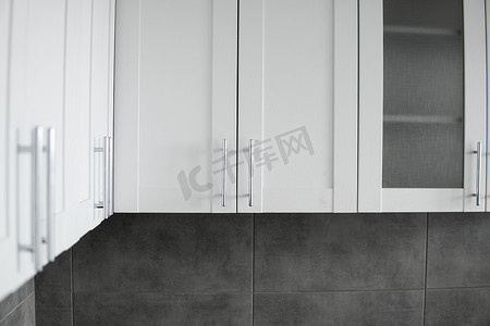 黑色现代简约摄影照片_单色色调的现代简约风格厨房内饰。