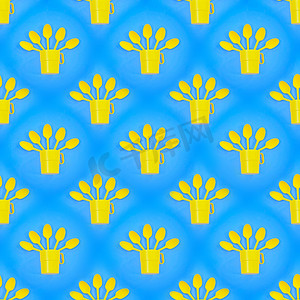 蓝色背景上带黄色塑料杯和勺子的无缝抽象背景