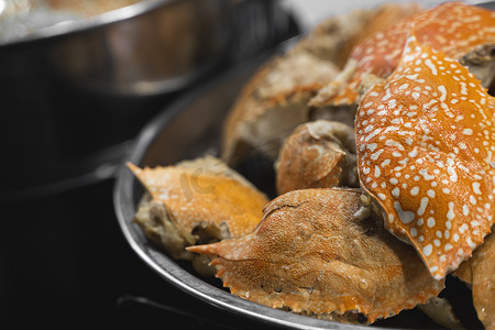 新鲜便宜摄影照片_螃蟹是在亚洲夜市上烹制的。