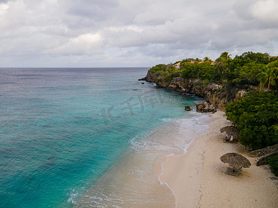 库拉索岛 playa Kalki 的海滩和码头，热带海滩，从空中无人驾驶飞机可以看到带棕榈树的海滩