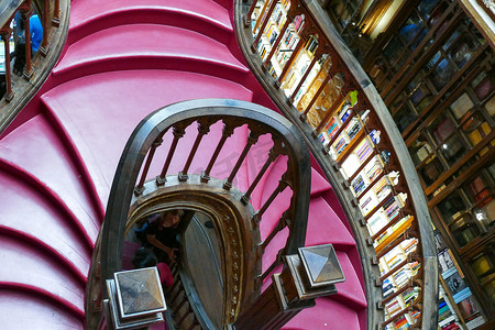 魔法师摄影照片_葡萄牙，Lello 书店的楼梯启发了 J.K 罗琳创作他的书“哈利波特与魔法石”