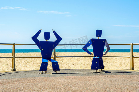 公共生活摄影照片_沙滩、蓝海、公共健身房、海滨度假胜地的健身器材
