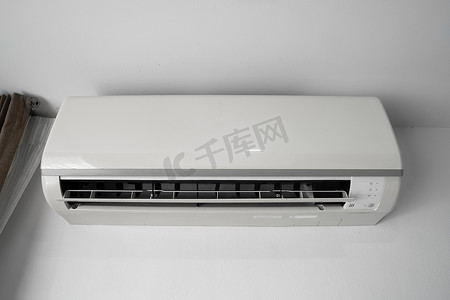 空调安装在客厅或卧室的白色墙壁上。