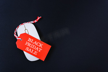 在线购物黑色星期五销售文本红色标记在白鼠标上