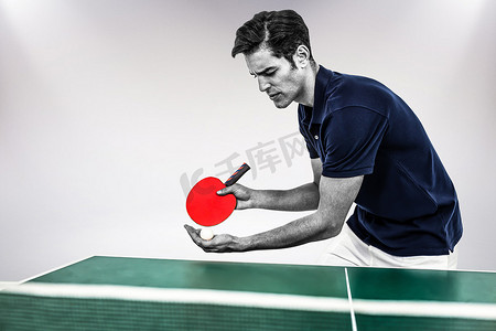 自信的男运动员打乒乓球的复合形象