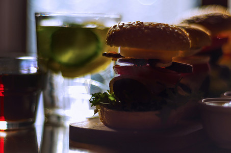 撒芝麻摄影照片_带有肉、蔬菜、奶酪和其他配料的迷你汉堡、撒有芝麻的面包、迷你快餐