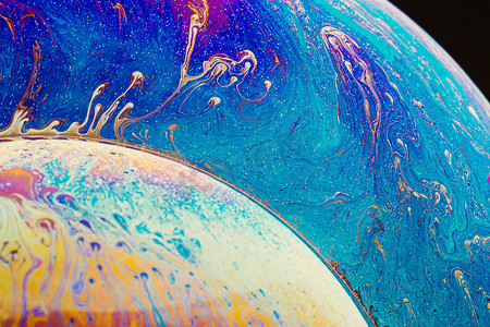 由彩色肥皂泡膜制成的流体艺术。