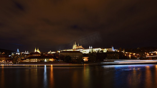 布拉格城堡、查理大桥和伏尔塔瓦河全景在美丽的城市布拉格，捷克共和国-欧洲。
