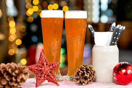 啤酒杯、圣诞杯、新年玩具、装饰品、带散景背景的礼物