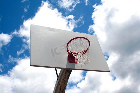 篮球架对着天空