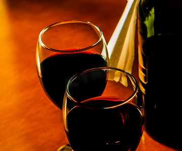 一杯红酒，用一杯酒庆祝一个时刻，为美食家提供精美的酒