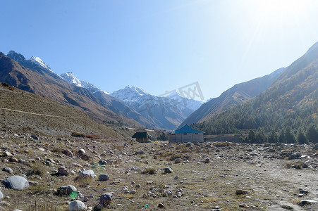 联锁摄影照片_喜马拉雅山脉高山上的山间小屋，为登山者、登山者和徒步旅行者提供庇护所。