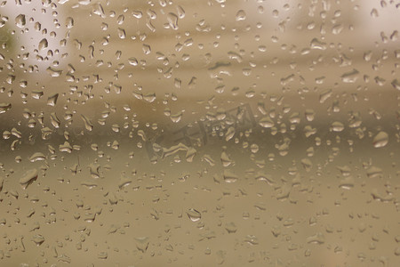 雨季湿窗玻璃表面的雨滴。