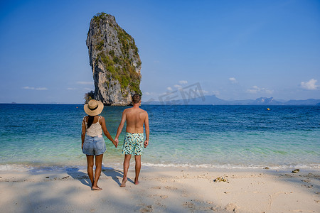 宝船摄影照片_泰国 Koh Poda 岛，一对中年亚洲女人和欧洲男人在海滩上，泰国 Koh Poda，美丽的热带海滩 Koh Poda 或泰国甲米省的 Poda 岛。