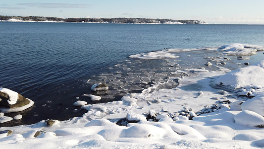 海边冬天摄影照片_斯堪的纳维亚海边阳光明媚的冬日