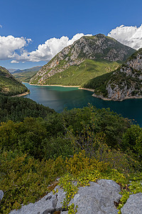 西班牙比利牛斯山脉的巨大水库，位于加泰罗尼亚和阿拉贡的边界。 