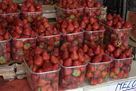 一篮子红色成熟的草莓