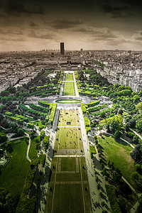从艾菲尔铁塔看巴黎