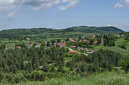保加利亚普拉纳村山间空地、森林和住宅区的春天景象