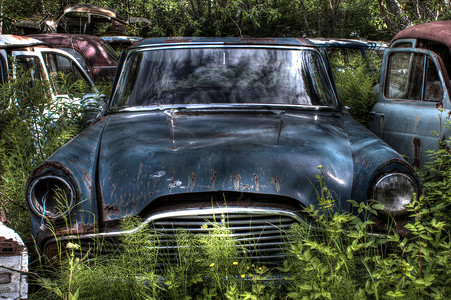 旧汽车墓地的汽车 HDR 图片