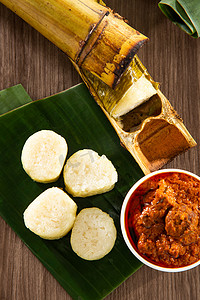 糯米用 lerek 或香蕉叶包裹，包裹在竹竿中，用明火煮熟