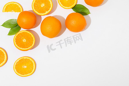 平躺式构图，带有橙子和白色背景上的文字空间。