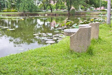 Vachirabenjatas 公园的石凳