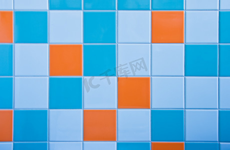 洗马桶摄影照片_“浅蓝色、天蓝色和橙色的墙壁瓷砖”