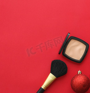 促销装饰摄影照片_用于美容品牌圣诞促销的化妆品和化妆品产品套装，豪华红色平面背景作为假日设计