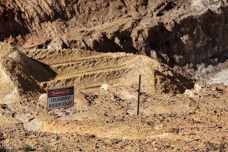 一个大型采石场的危险标志照片