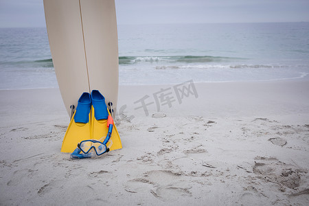 脚蹼摄影照片_带脚蹼和水肺面罩的冲浪板